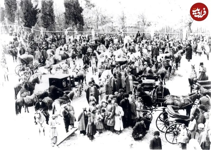 در اینجا تصویری از تجمع مردم و عبور کالسکه‌های درباریان را در میدان ارگ تهران در نوروز یکی از سال‌های دهۀ 1270 شمسی ملاحظه می‌کنید.