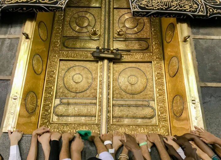 بنای کعبه دارای دری از جنس طلا در ضلع شمال شرقی خود است که بیش از دو متر از سطح زمین ارتفاع دارد. این در که از ۲۸۰ کیلوگرم طلای خالص ساخته شده است، ۳/۱ متر ارتفاع و ۱/۹ متر عرض دارد و معمولا سالی دو بار برای شست‌وشوی تشریفاتی درون کعبه باز می‌شود.