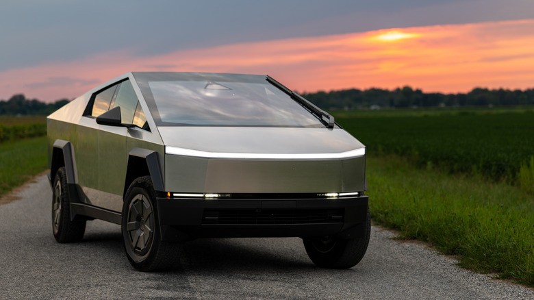 تسلا سایبرتراک (Tesla Cybertruck) — سایبر‌استاک (Cyberstuck)