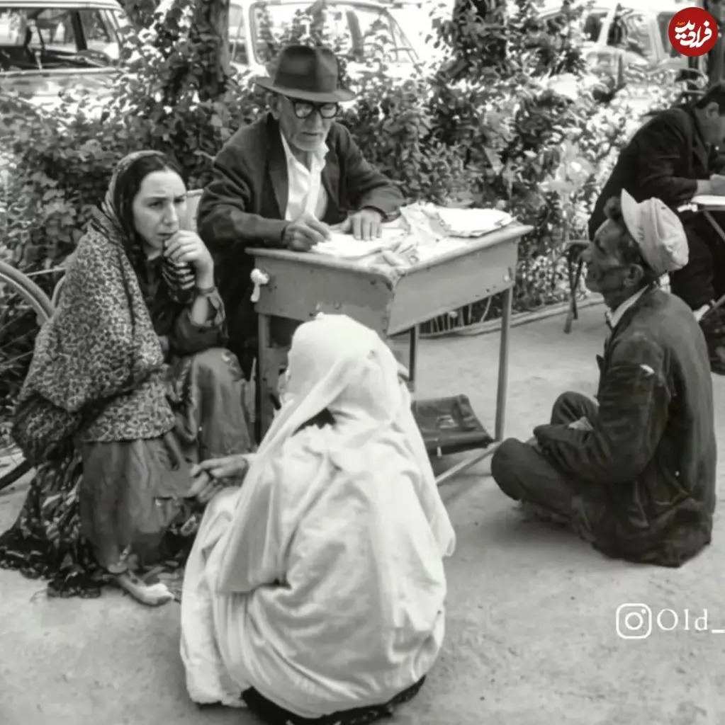 بساط «عریضه‌نویس‌ها» در یکی از خیابان‌های شیراز؛ سال 48