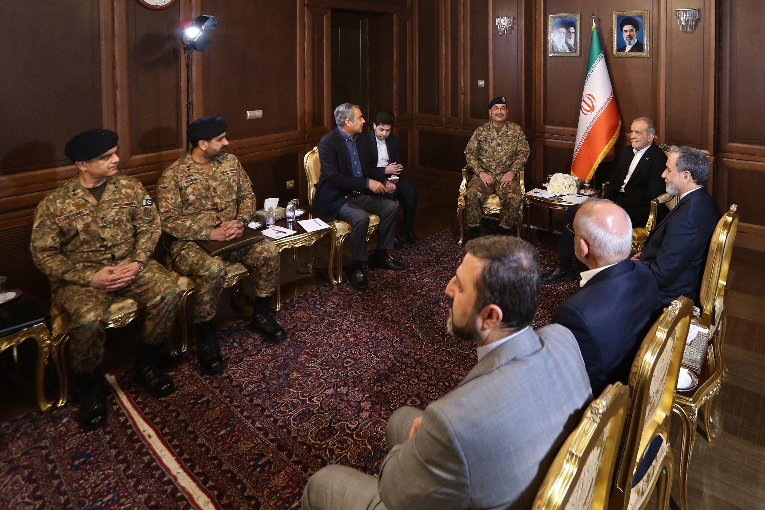 پزشکیان: در دیدار فرمانده ارتش پاکستان: ایران به‌دنبال صلح، ثبات و روابط برادرانه در منطقه است