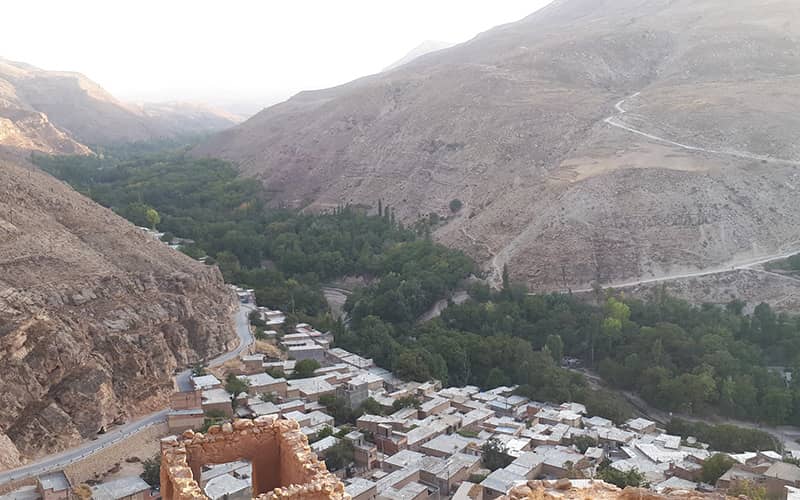 اسفیدان؛ روستایی گردشگری با منازل پلکانی، چشمه، آبشار و غار