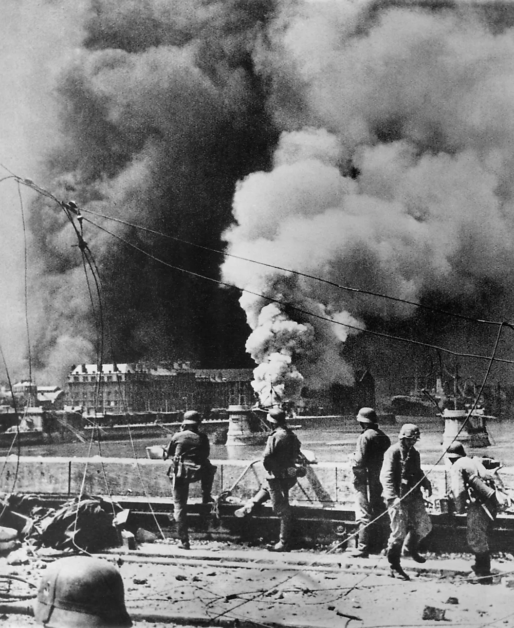 مرکز شهر روتردام پس از بمباران هوایی توسط لوفت وافه در 14 مه 1940 در آتش می سوخت