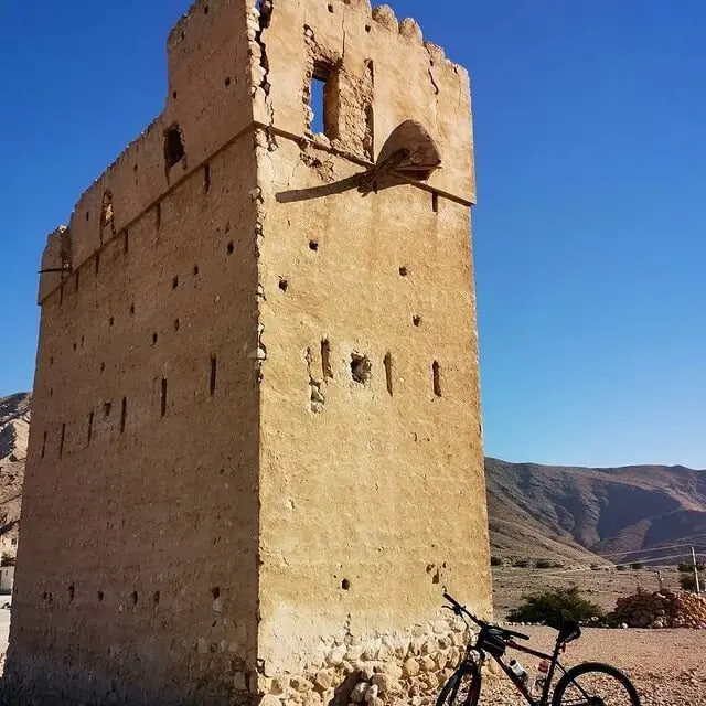 برج گری‌کوه بنایی سه‌طبقه با ارتفاع حدود ۹ متر و نقشه‌ای مستطیل‌شکل که از سنگ‌های قلوه و ملات ساروج ساخته شده است.