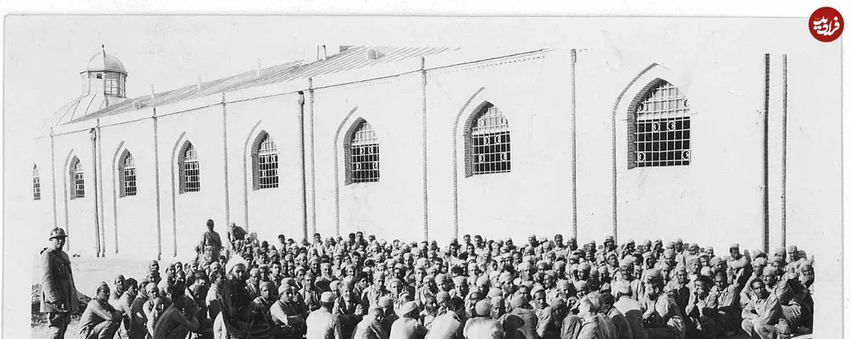 زندانیان زندان قصر در محوطه زندان؛ سال 1310