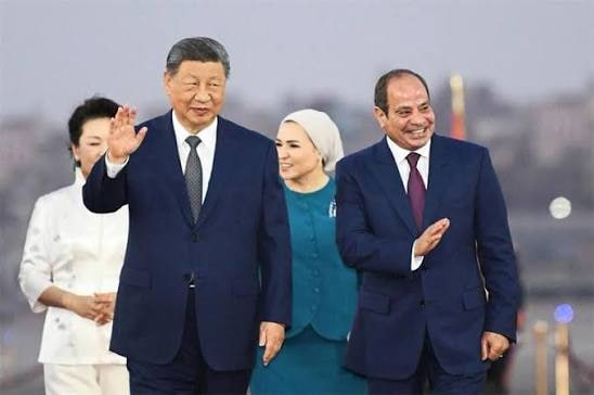رئیس جمهوری مصر و همسرش هنگام استقبال از همتایان چینی در فرودگاه قاهره