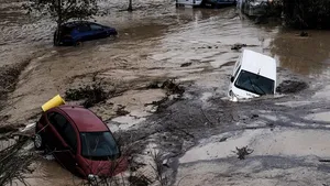 واژگونی خودرو‌ها در طوفان شدید گوانگ‌دونگ در چین