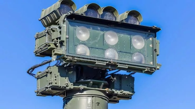 واژه رادار (RADAR) مخفف عبارت «Radio Detection and Ranging» (تشخیص و فاصله‌یابی رادیویی) است. ایده اصلی رادار بسیار ساده اما از نظر فیزیکی فوق‌العاده درخشان است: ارسال امواج الکترومغناطیسی، برخورد آن‌ها به یک شیء و دریافت امواج بازتابیده شده.