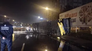 اتوبوس مسافربری در جاده لغزنده چکمه‌کوی واژگون شد (فیلم)