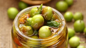 طرز تهیه ترشی گوجه سبز فوری، ترد و خوشمزه