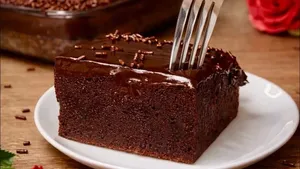 طرز تهیه کیک شکلاتی با روکش شکلات داغ