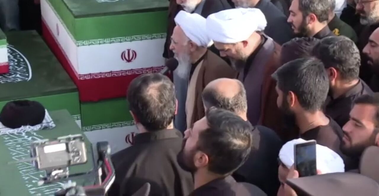 اقامه نماز بر رهبر شهید به امامت جوادی آملی