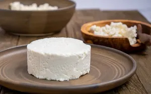 طرز تهیه پنیر با ۲ لیتر شیر و ۲ زرده تخم مرغ به روش آشپز آلمانی