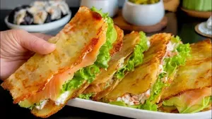 طرز تهیه ساندویچ بدون نون با لایه‌های سیب زمینی کریسپی و پنیر