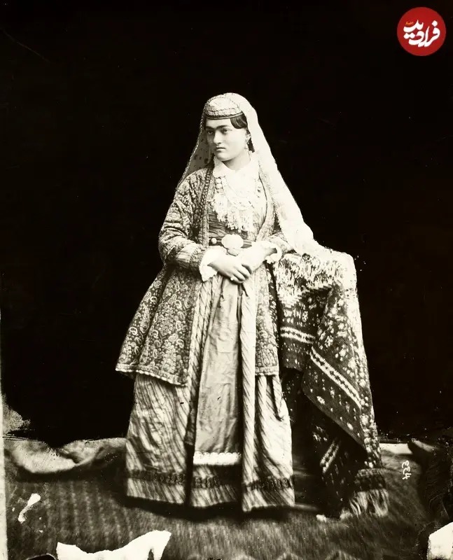 در اینجا عکسی از دوران قاجار را ملاحظه می‌کنید که یک دختر ارمنی را با لباس‌های محلی سنتی خودش در فضایی آتلیه‌ای به تصویر کشیده است.