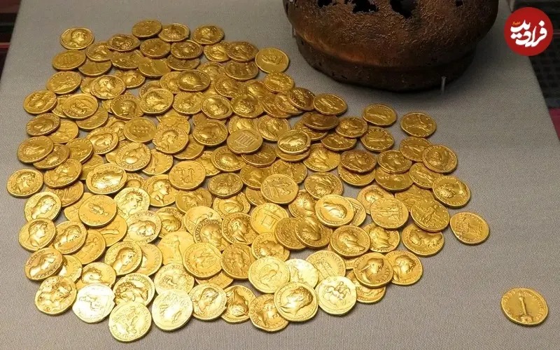 گنجینه طلای تریر شامل ۲٬۵۱۸ سکه طلای رومی با وزن مجموع ۱۸٫۵ کیلوگرم است که در سپتامبر ۱۹۹۳ در شهر تریر آلمان کشف شد. این گنجینه یکی از بزرگ‌ترین مجموعه‌های سکه طلای رومی است که تاکنون پیدا شده و امروزه در موزه ایالتی راین در شهر تریر به نمایش گذاشته می‌شود.