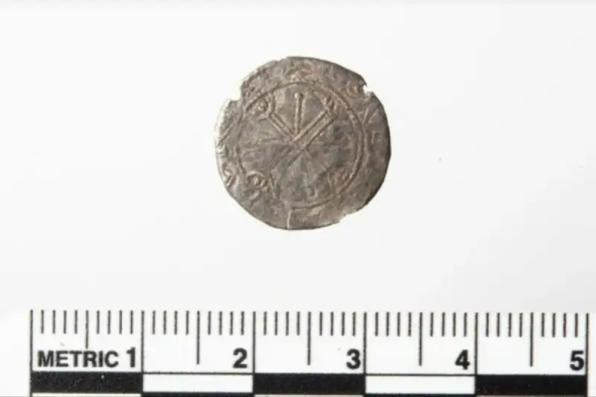 یک اتفاق عجیب ؛ دکمه کثیف سکه نادر 900 ساله از آب درآمد
