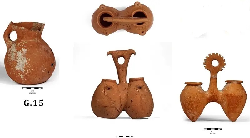 گورستان مرسین سرشار از اطلاعات ارزشمند است و وقتی به عمق گورها نگاه می‌کنیم، می‌توانیم بازنمایی جنسیت را در اثنای آیین‌های تدفین ملاحظه کنیم. برای مثال، گورهایی که متعلق به زنان بوده نسبت به گورهای مردان با زیورآلات و اشیاء غنی‌تری پر شده‌اند و با مردان بیشتر سلاح‌های آهنی دفن گردیده است.