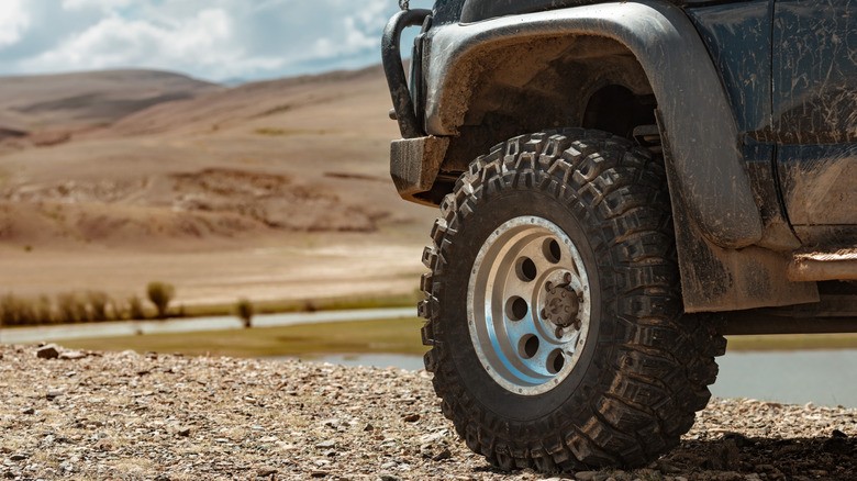 لاستیک‌های RT (Rugged-Terrain): پل ارتباطی بین AT و MT