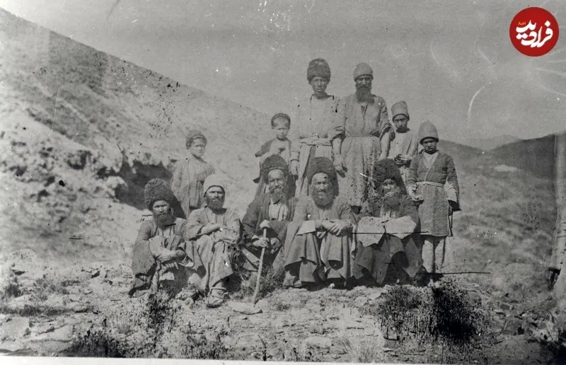 در اینجا تصویری از جمعی از اهالی روستای ده‌سرخ مشهد را در دوران سلطنت ناصرالدین شاه قاجار ملاحظه می‌کنید.