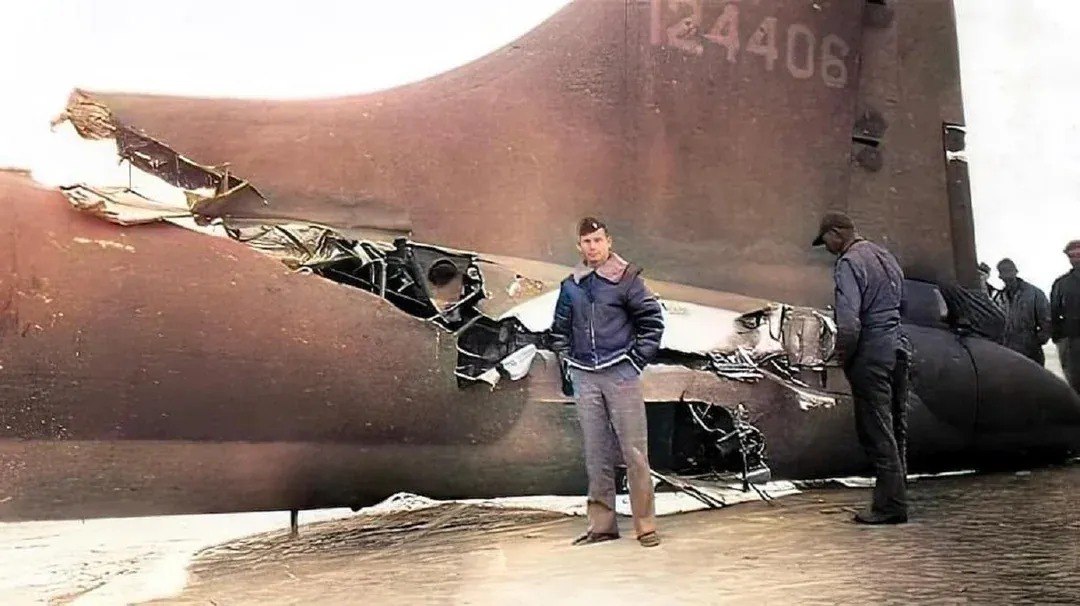 بمب افکن بوئینگ B-17F آسیب دیده بمب افکن بوئینگ B-17F آسیب دیده