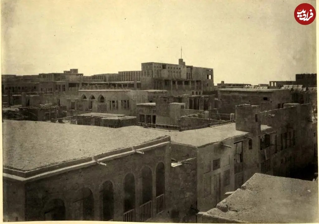 ساختمانی که میله پرچم روی آن دیده می‌شود، ساختمان نمایندگی «شرکت کشتیرانی بخار هند بریتانیا» است.