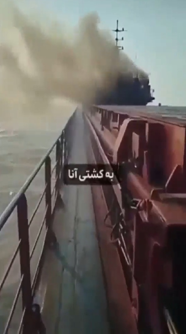 کشتی ایرانی آنا در حال سوختن بر اثر حمله پهپادی اوکراین