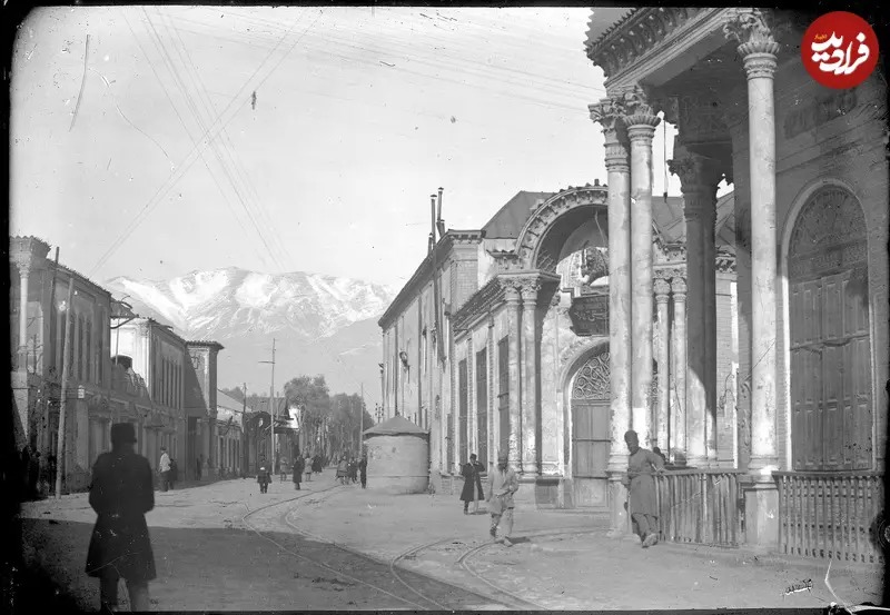 در اینجا عکسی از دوران قاجار را ملاحظه می‌کنید که خیابانی در شهر تهران را در دوران حکومت ناصرالدین شاه به تصویر کشیده است. در سمت راست تصویر ساختمانی قرار دارد که روی تابلوی آن ظاهرا عبارت «پستی خارجه» به چشم می‌خورد.