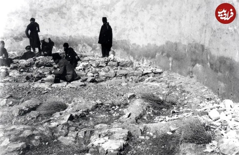 در اینجا تصویری از حضور چند اروپایی را در داخل محوطۀ برج خاموشان شهرری در دوران قاجار ملاحظه می‌کنید. برج خاموشان محلی بود که زرتشتیان اجساد مردگان خود را در آن رها می‌کردند تا تجزیه شوند. با دقت در این عکس می‌توان دست‌کم یک جمجمه انسان و توده‌هایی از استخوان را تشخیص داد.