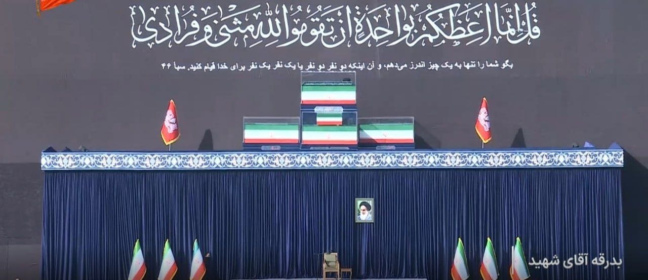 پیکر رهبر شهید در جایگاه