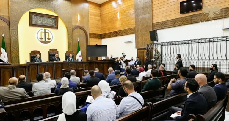 شیخ حسون در لباس زندان و قفس متهمان (+عکس)