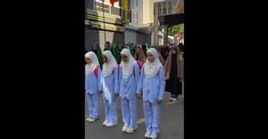 گرامیداشت یاد دانش‌آموزان شهید مدرسه میناب در مراسم عاشورای استانبول