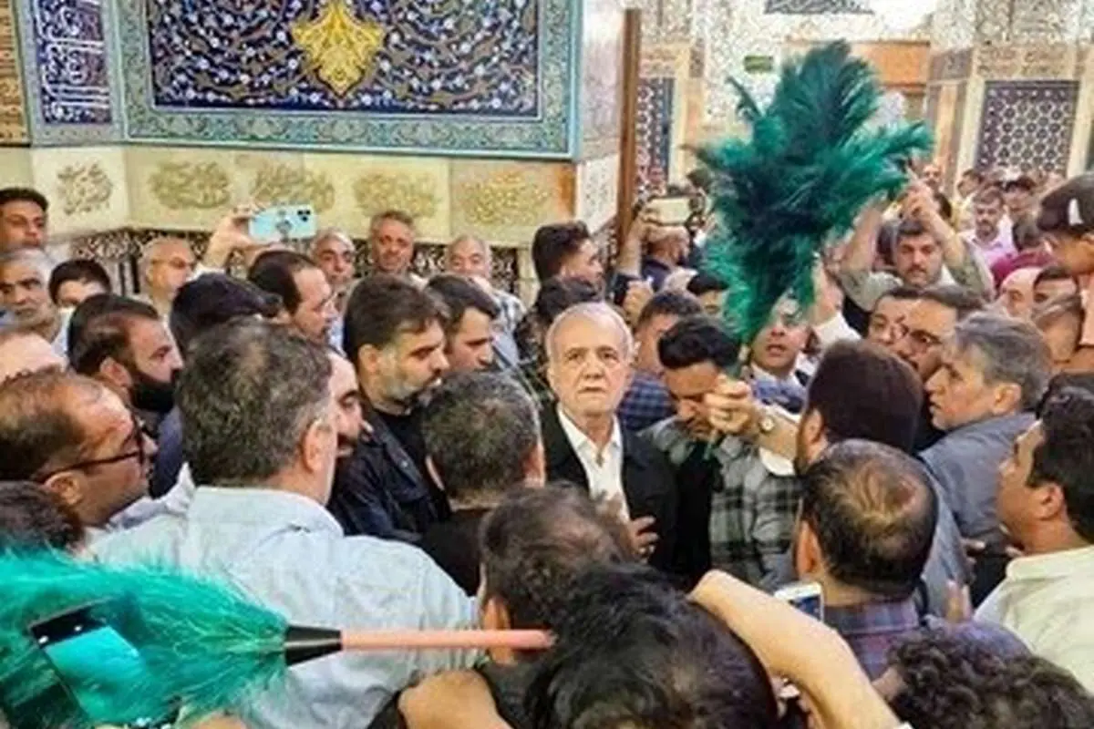 زیارت پزشکیان از حرم امام رضا در راه بازگشت از پاکستان