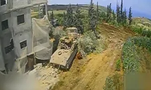تصاویری از انهدام خودروی زرهی ارتش اسرائیل در جنوب لبنان توسط حزب‌الله