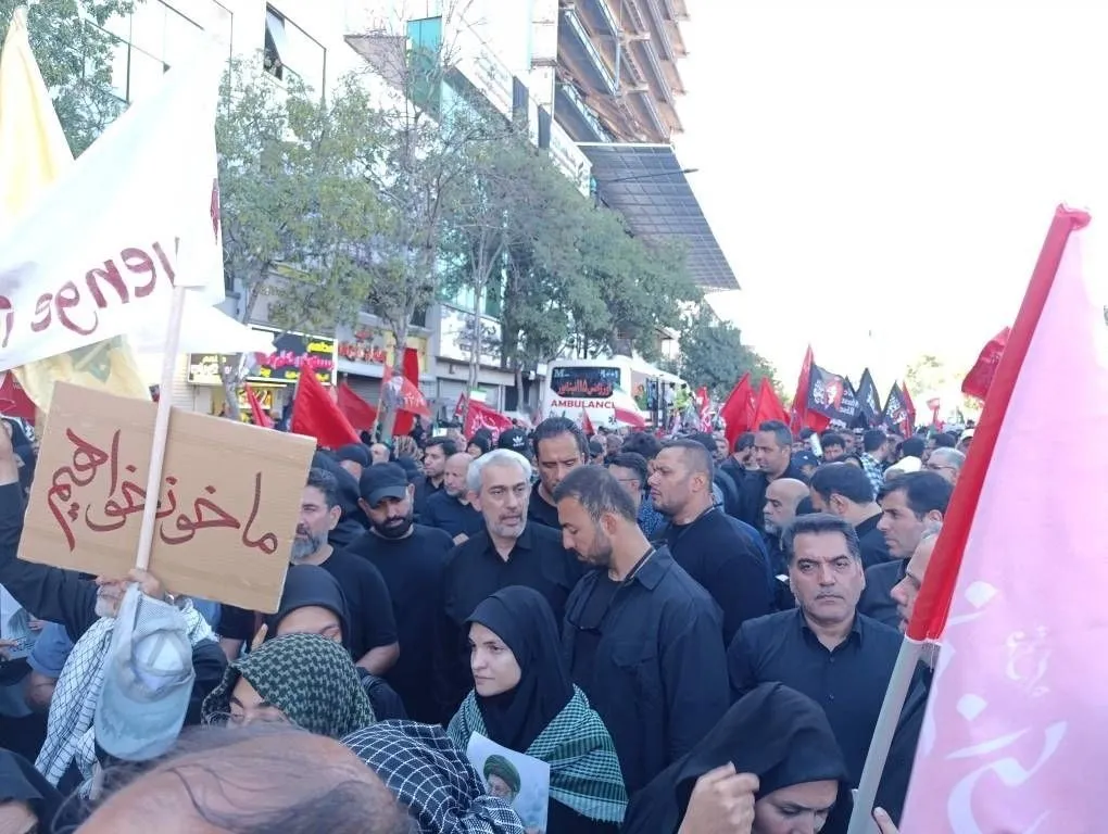 حضور وزیر اقتصاد در تشییع رهبر شهید در مشهد