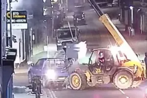 سرقت از یک بانک با بیل مکانیکی در انگلیس