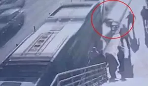 لحظه سقوط مرگبار یک مرد با ویلچر زیر چرخ‌های اتوبوس (فیلم)