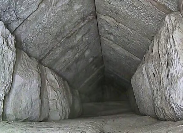 یک فضای مخفی در داخل هرم بزرگ مصر که با استفاده از آندوسکوپی تصویربرداری شده است. این فضا در پشت ورودیِ ضلع شمالی قرار داشت.