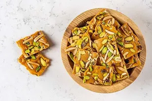 طرز تهیه سوهان گردویی یک عصرانه و میان‌ وعده خوشمزه
