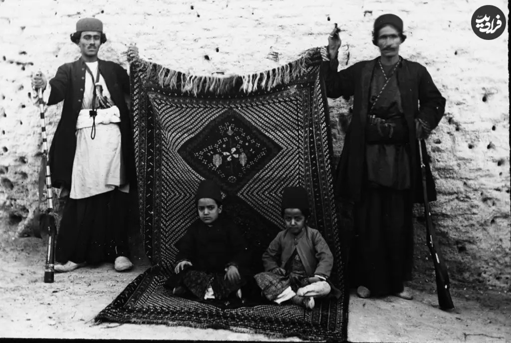 عکس یادگاری «پسران یکی از خان‌های جنوب» در دوران قاجار