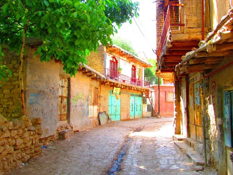 اسفیدان؛ روستایی گردشگری با منازل پلکانی، چشمه، آبشار و غار