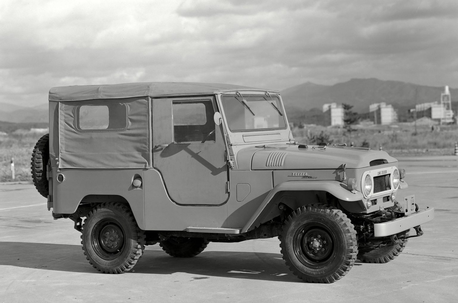 تویوتا لندکروزر (Toyota Land Cruiser)