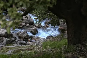 رقص چشمه‌های دروغین ایلام در دل کوهستان (عکس)