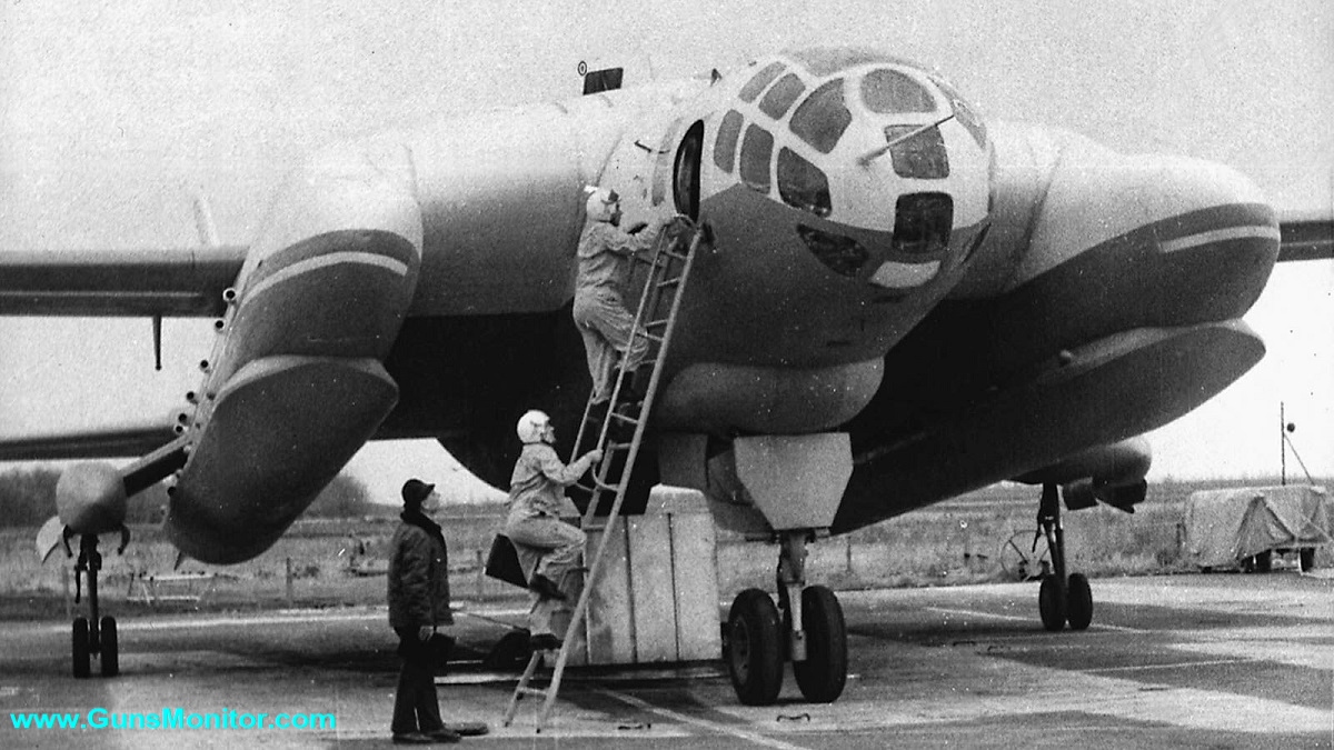 خدمه پرواز در حال سوار شدن به هواپیمای بارتینی بریف VVA-14
