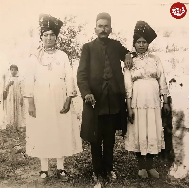 یکی از ملاکان کرد در غرب ایران در کنار همسر و دخترش در حدود دهه 1300 شمسی