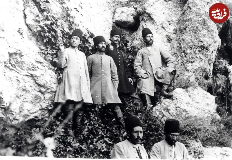 در اینجا عکسی از همراهان ناصرالدین شاه را در سفر به منطقۀ پلور و دماوند در سال 1268 شمسی ملاحظه می‌کنید. دو نفری که در پایین تصویر دیده می‌شوند، جبار و اسماعیل از قهوه‌چی‌های ناصرالدین شاه هستند.