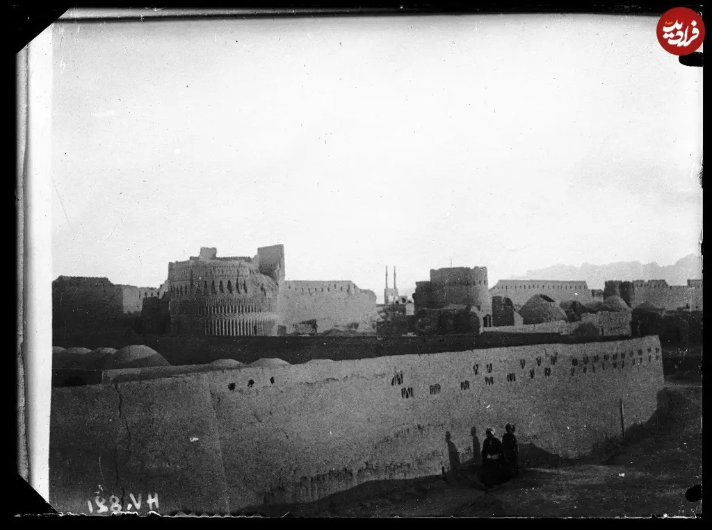 چشم‌اندازی از یک قلعه در نزدیکی شهر یزد؛ 115 سال قبل