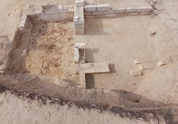 این مومیایی در جریان کاوش‌های نوامبر-دسامبر ۲۰۲۵ میلادی در یک گورستان واقع در محوطه «Oxyrhynchus» پیدا شده است. کاوش‌های قبلی باستان‌شناسان در این گورستان به کشف بیش از ده‌ها مومیایی با زبان‌های طلایی منجر شد.