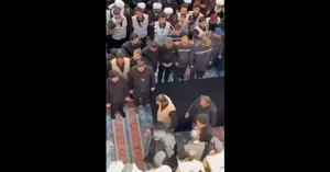 ورود آیت الله سید محمد تقی الحکیم به حرم امام علی (ع) برای اقامه نماز بر پیکر رهبر شهید ایران