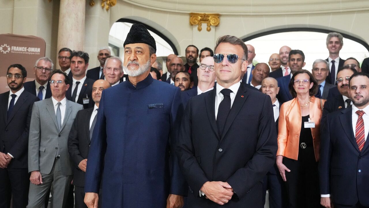 امانوئل مکرون، رئیس جمهور فرانسه (چپ) و سلطان هیثم بن طارق، پادشاه عمان، در دیدار با رهبران تجاری در پاریس، ۲۹ ژوئن ۲۰۲۶، عکس یادگاری گرفته‌اند. — میشل اویلر / پول / خبرگزاری فرانسه از طریق گتی ایمیجز